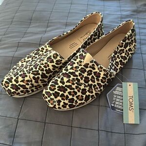 New with tags leopard Toms size 7.5